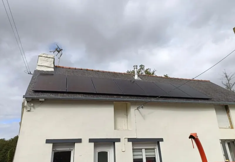 Installation Soleva Home chez un particulier : maison en ardoise équipée de panneaux solaires