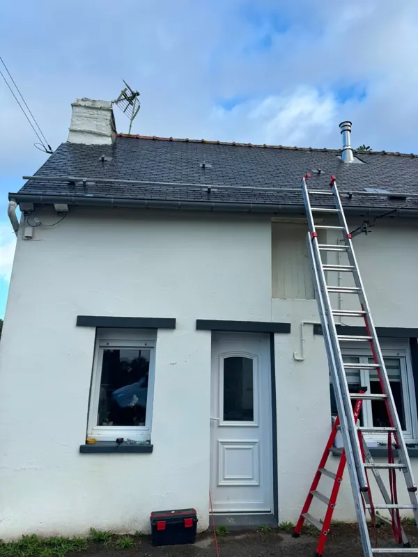 Installation Soleva Home chez un particulier : pose des rails sur toiture ardoise