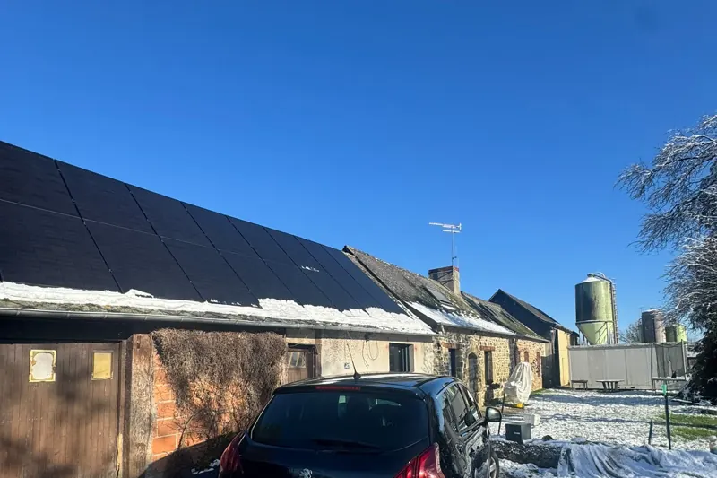 Installation Soleva Home chez un particulier : longère avec toiture photovoltaïque sous la neige