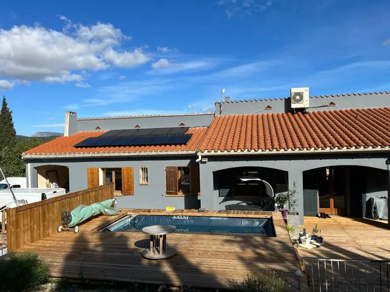 Installation Soleva Home chez un particulier : maison de plain-pied avec piscine