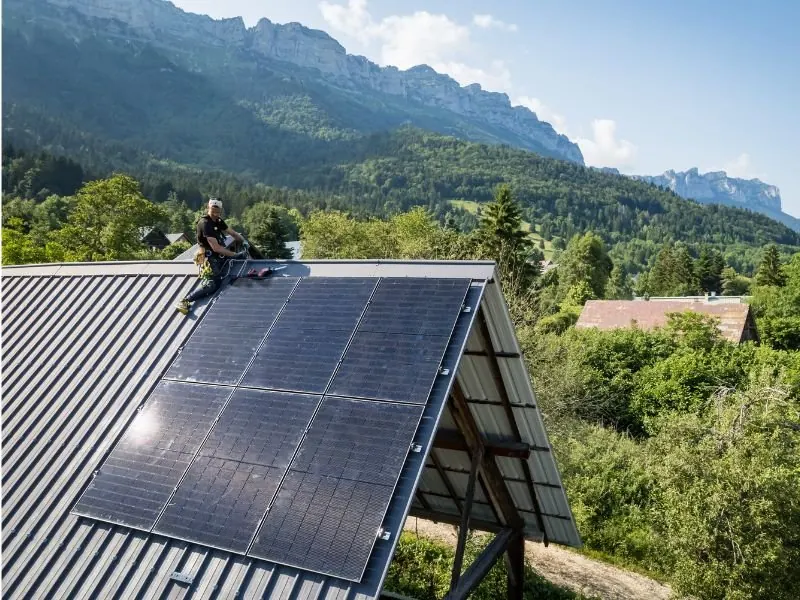 Installation Soleva Home chez un particulier : installateur sur le toit
