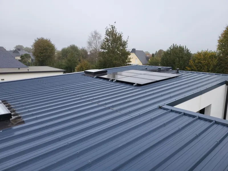 Installation Soleva Home chez un particulier : extension, toiture bac acier