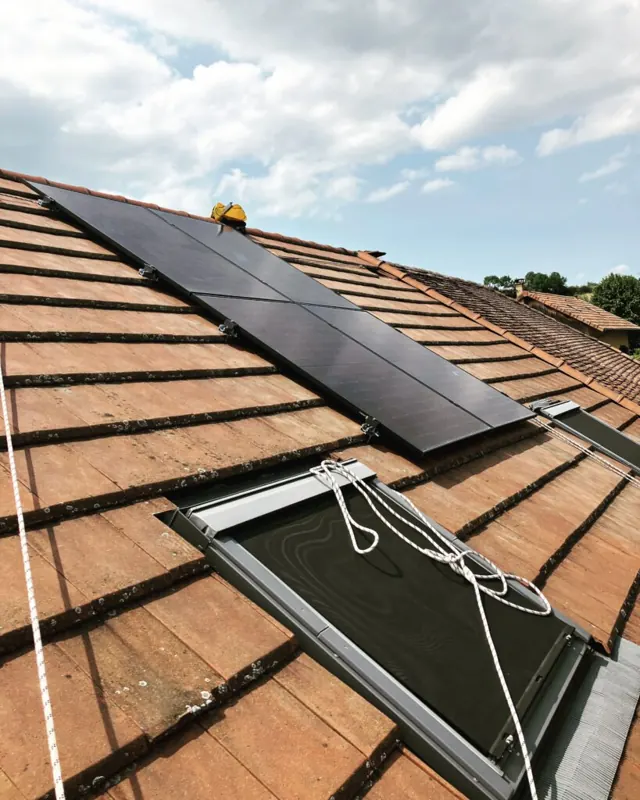 Installation Soleva Home chez un particulier : modules autour du velux