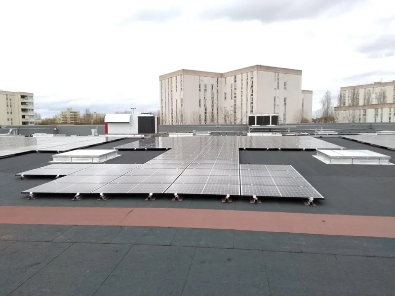 Installation Soleva Pro pour un professionnel : toiture plate de supermarché