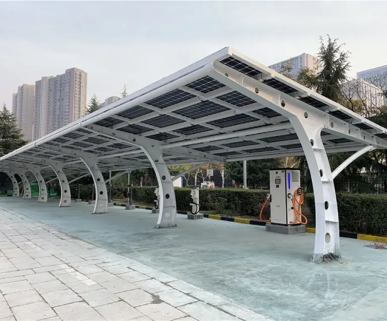 Installation Soleva Pro pour un professionnel : ombrière de parking avec borne de recharge