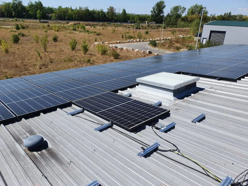 Installation Soleva Pro pour un professionnel : toiture industrielle en bac acier