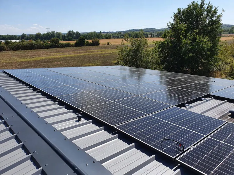 Installation Soleva Pro pour un professionnel : centrale sur toiture acier