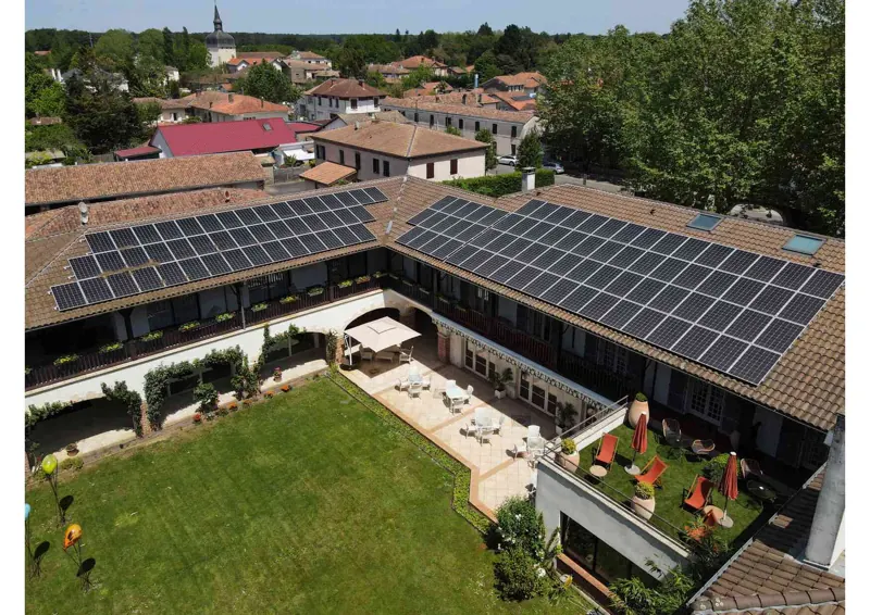 Installation Soleva Pro pour un professionnel : bâtiment tertiaire avec patio