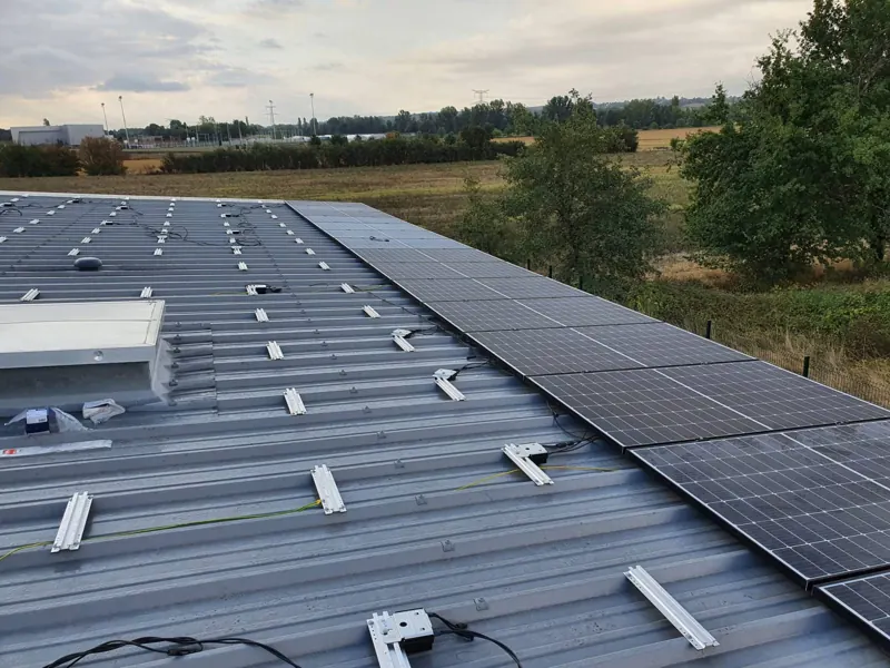 Installation Soleva Pro pour un professionnel : pose sur toiture bac acier