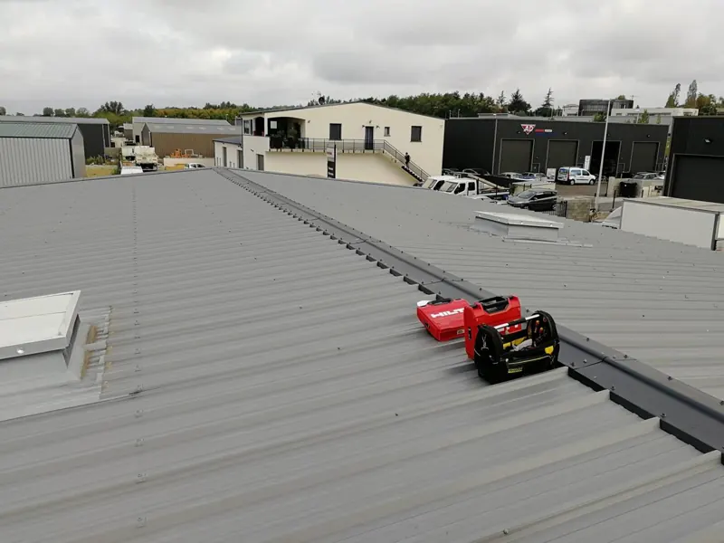Installation Soleva Pro pour un professionnel : outillage en place sur bac acier