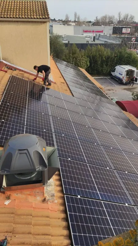 Installation Soleva Pro pour un professionnel : pose sur la toiture d’un hôtel-restaurant