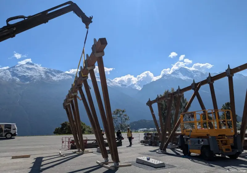 Installation Soleva Pro pour un professionnel : levage d’une ombrière bois à la grue