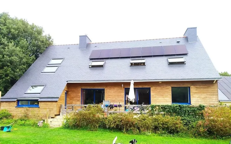 Maison néo-bretonne équipée de panneaux solaires dans les Côtes-d’Armor