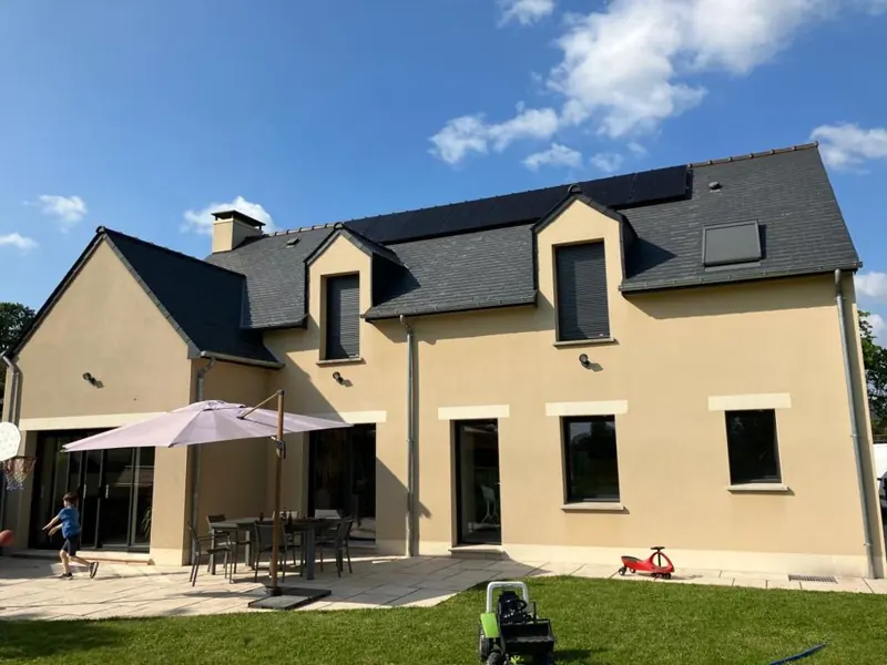 Maison familiale équipée de panneaux solaires en Mayenne