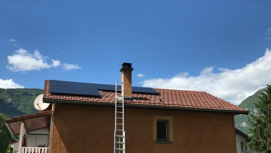 Maison équipée de panneaux solaires par Soleva Home